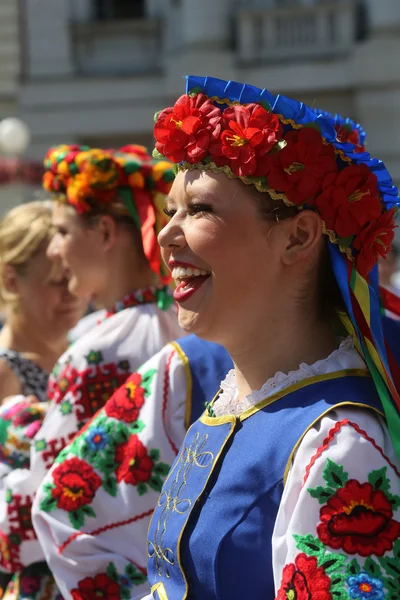 Nép, tagok csoport edmonton (alberta), ukrán táncosok viter Kanadából alatt Zágráb 48 nemzetközi folklór fesztivál — Stock Fotó