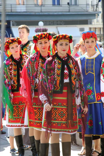 Členové lidové skupiny edmonton (alberta), ukrajinská tanečníci viter z Kanady během 48 Mezinárodní folklórní festival v Záhřebu — Stock fotografie