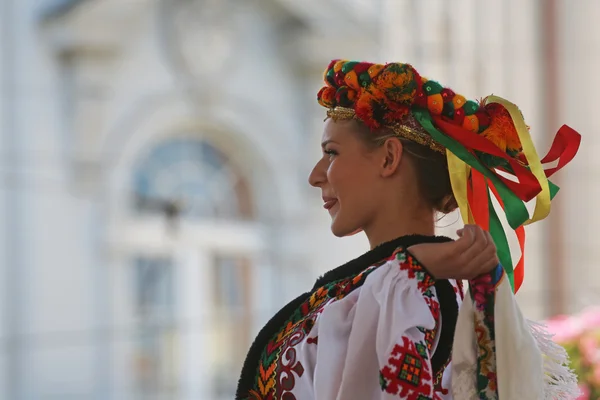 Členové lidové skupiny edmonton (alberta), ukrajinská tanečníci viter z Kanady během 48 Mezinárodní folklórní festival v Záhřebu — Stock fotografie