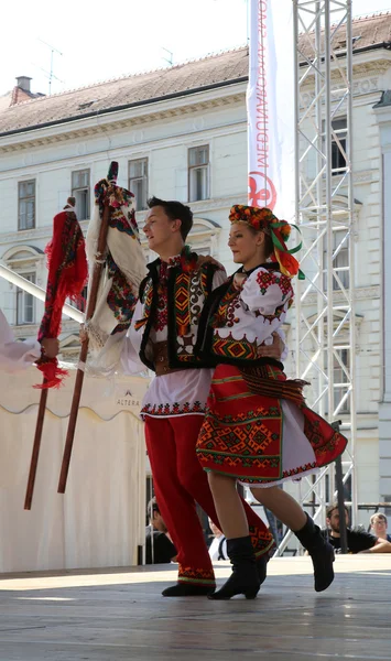 Nép, tagok csoport edmonton (alberta), ukrán táncosok viter Kanadából alatt Zágráb 48 nemzetközi folklór fesztivál — Stock Fotó