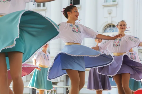 Medlemmar av folk grupp edmonton (alberta), ukrainska dansare viter från Kanada under 48 internationell folklore festival i zagreb — Stockfoto