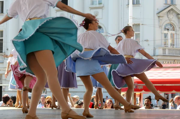 Membres du groupe folklorique Edmonton (Alberta), danseurs ukrainiens Viter du Canada lors du 48e Festival international du folklore à Zagreb — Photo