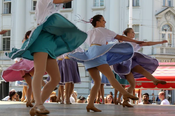 Membres du groupe folklorique Edmonton (Alberta), danseurs ukrainiens Viter du Canada lors du 48e Festival international du folklore à Zagreb — Photo