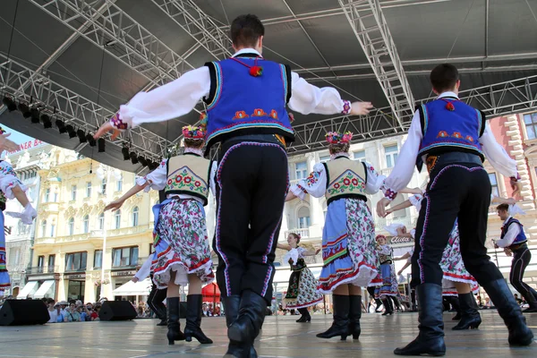 Membros do grupo popular Edmonton (Alberta), dançarinos ucranianos Viter do Canadá durante o 48th Festival Internacional de Folclore no centro de Zagreb — Fotografia de Stock