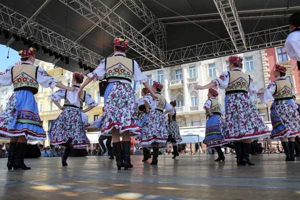 Membros do grupo popular Edmonton (Alberta), dançarinos ucranianos Viter do Canadá durante o 48th Festival Internacional de Folclore no centro de Zagreb — Fotografia de Stock