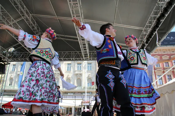 Membres du groupe folklorique Edmonton (Alberta), danseurs ukrainiens Viter du Canada lors du 48e Festival international du folklore au centre de Zagreb — Photo