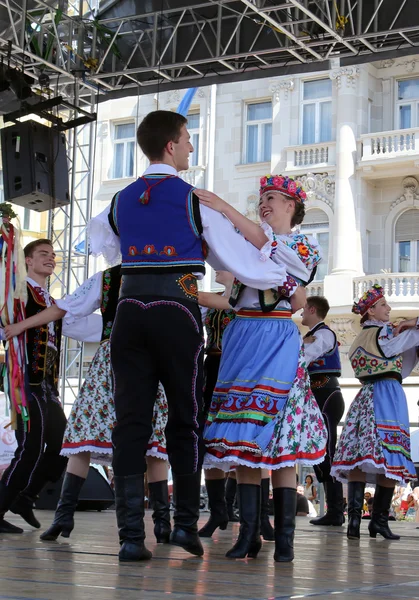 Členové lidové skupiny edmonton (alberta), ukrajinská tanečníci viter z Kanady během 48 Mezinárodní folklórní festival v centru Záhřebu — Stock fotografie