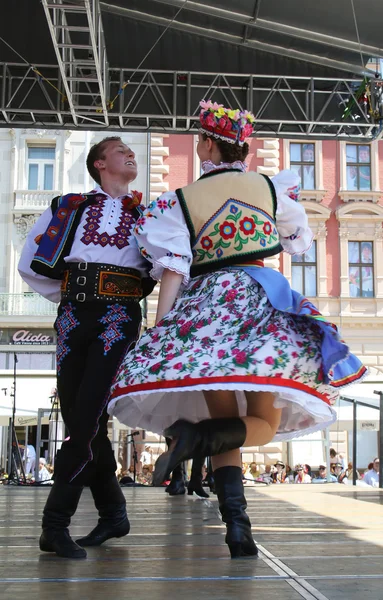 Miembros del grupo folclórico Edmonton (Alberta), bailarines ucranianos Viter de Canadá durante el 48º Festival Internacional de Folclore en el centro de Zagreb —  Fotos de Stock