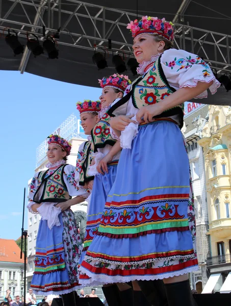 Membres du groupe folklorique Edmonton (Alberta), danseurs ukrainiens Viter du Canada lors du 48e Festival international du folklore au centre de Zagreb — Photo