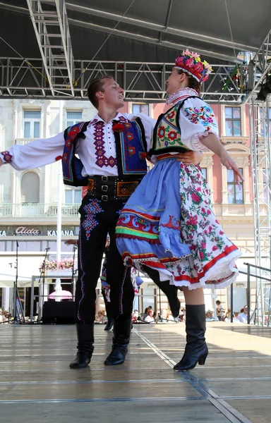 Medlemmar av folk grupp edmonton (alberta), ukrainska dansare viter från Kanada under 48 internationell folklore festival i centrala zagreb — Stockfoto