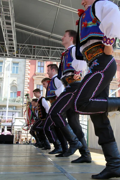 Membres du groupe folklorique Edmonton (Alberta), danseurs ukrainiens Viter du Canada lors du 48e Festival international du folklore au centre de Zagreb — Photo