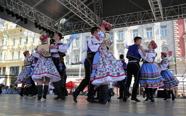 Členové lidové skupiny edmonton (alberta), ukrajinská tanečníci viter z Kanady během 48 Mezinárodní folklórní festival v centru Záhřebu — Stock fotografie