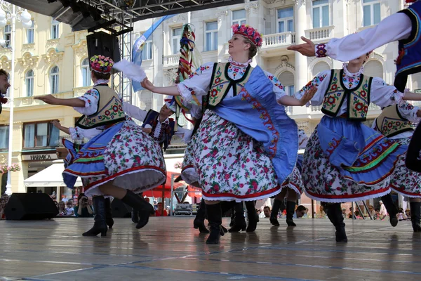 Leden van folk groep edmonton (alberta), Oekraïens dansers viter uit canada tijdens de 48ste internationale folklore festival in centrum van zagreb — Stockfoto