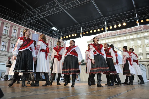 Membres du groupe folklorique Mississauga, Ontario, groupe folklorique croate Sljeme du Canada lors du 48e Festival international du folklore à Zagreb — Photo