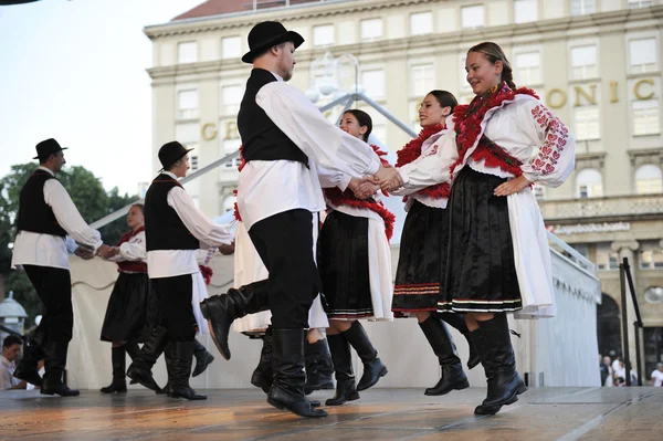 Medlemmar av folk grupp mississauga, ontario, kroatiska parish folkmusik grupp sljeme från Kanada under 48 internationell folklore festival i zagreb — Stockfoto