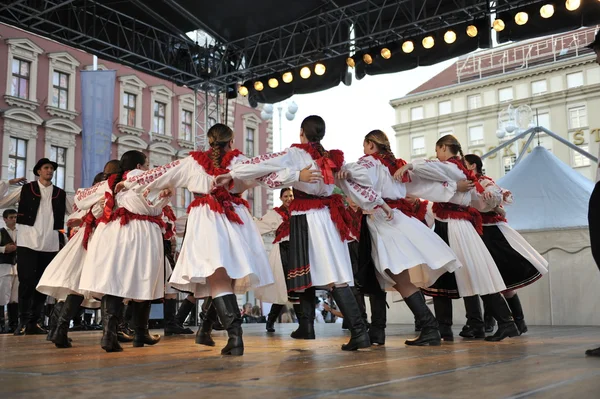 Membres du groupe folklorique Mississauga, Ontario, groupe folklorique croate Sljeme du Canada lors du 48e Festival international du folklore à Zagreb — Photo