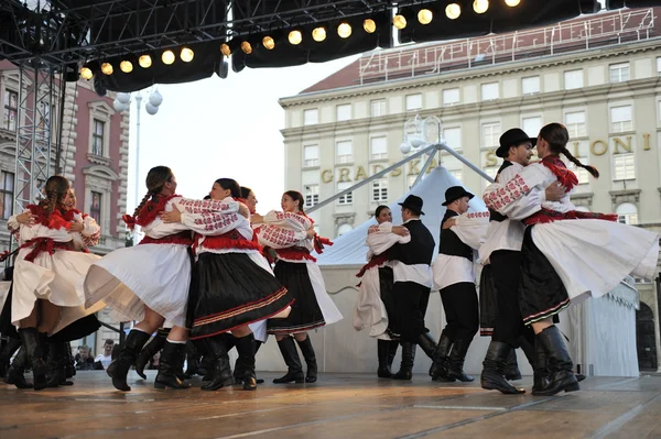 Membres du groupe folklorique Mississauga, Ontario, groupe folklorique croate Sljeme du Canada lors du 48e Festival international du folklore à Zagreb — Photo
