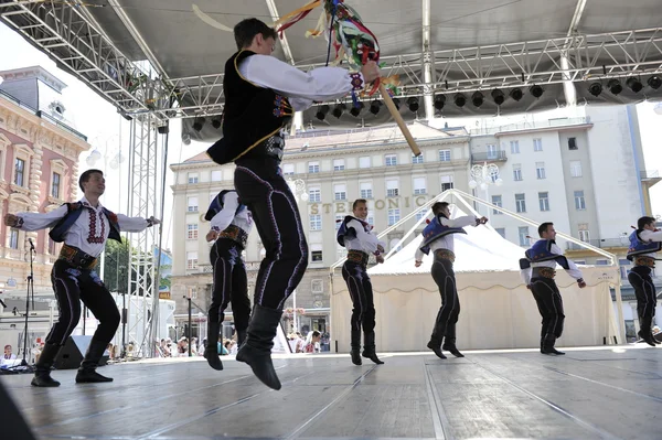 Mitglieder der Folkloregruppe Edmonton (alberta), ukrainische Tänzer viter aus Kanada während des 48. Internationalen Folklorefestivals in Zagreb — Stockfoto