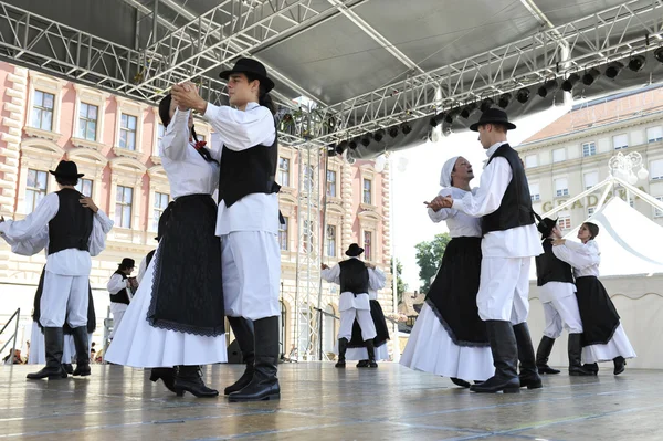 Miembros de grupos folclóricos San Jerónimo de Strigova, Croacia durante el 48º Festival Internacional de Folclore en Zagreb —  Fotos de Stock