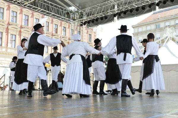 Mitglieder der Folkloregruppen des hl. Jerome aus Strigova, Kroatien während des 48. Internationalen Folklorefestivals in Zagreb — Stockfoto