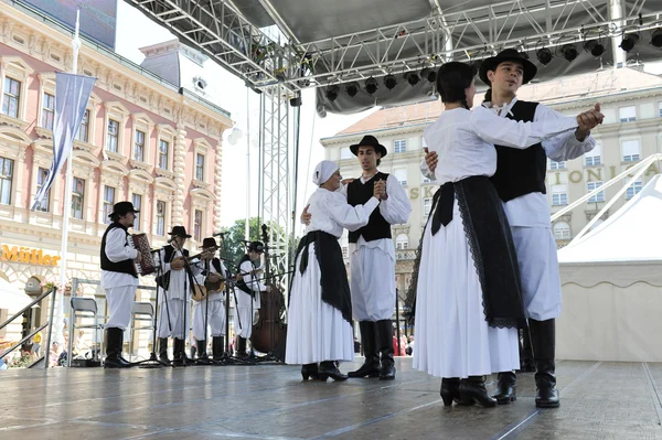 Members of folk groups St. Jerome from Strigova, Croatia during the 48th International Folklore Festival in Zagreb — Stock Photo, Image