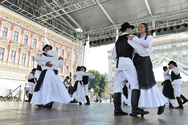 สมาชิกของกลุ่มประชาชน เซนต์เจโรมจาก Strigova, โครเอเชียในช่วงเทศกาล Folklore ระหว่างประเทศครั้งที่ 48 ในซาเกร็บ — ภาพถ่ายสต็อก