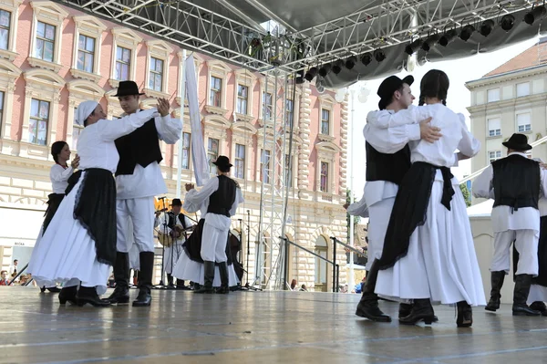 Członkowie zespołów folklorystycznych Hieronima z strigova, Chorwacji podczas 48 Festiwal Folklorystyczny w centrum Zagrzebia — Zdjęcie stockowe