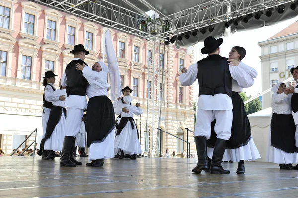 Członkowie zespołów folklorystycznych Hieronima z strigova, Chorwacji podczas 48 Festiwal Folklorystyczny w centrum Zagrzebia — Zdjęcie stockowe