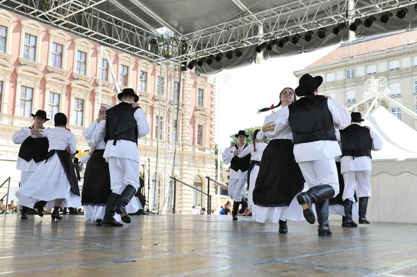 Membros de grupos folclóricos São Jerônimo de Strigova, Croácia durante o 48 Festival Internacional do Folclore no centro de Zagreb — Fotografia de Stock