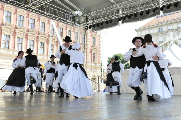 Medlemmar i grupper folk st. jerome från strigova, Kroatien under 48 internationell folklore festival i centrera zagreb — Stockfoto