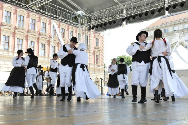 Membres de groupes folkloriques St Jérôme de Strigova, Croatie lors du 48ème Festival International du Folklore au centre de Zagreb — Photo