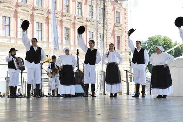 Medlemmar i grupper folk st. jerome från strigova, Kroatien under 48 internationell folklore festival i centrera zagreb — Stockfoto