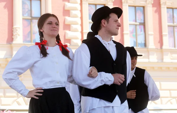 Membres de groupes folkloriques St Jérôme de Strigova, Croatie lors du 48ème Festival International du Folklore au centre de Zagreb — Photo