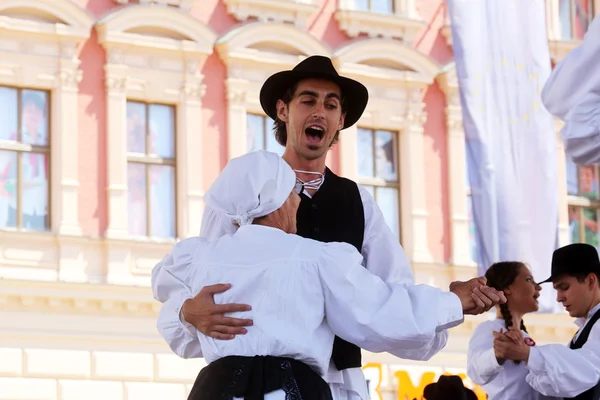 Medlemmar i grupper folk st. jerome från strigova, Kroatien under 48 internationell folklore festival i centrera zagreb — Stockfoto