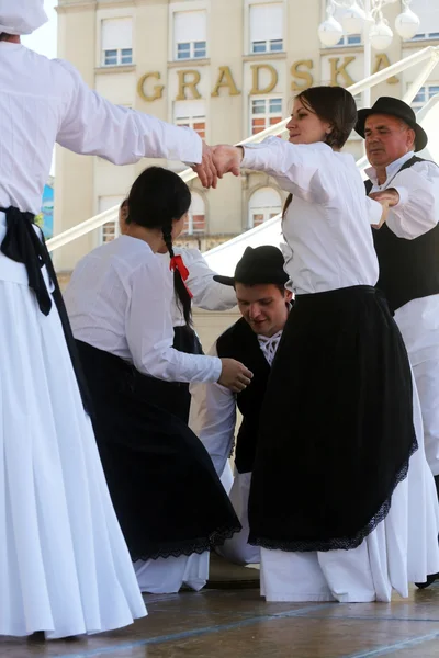 Membros de grupos folclóricos São Jerônimo de Strigova, Croácia durante o 48 Festival Internacional do Folclore no centro de Zagreb — Fotografia de Stock