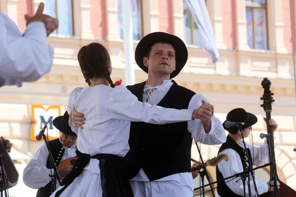 Medlemmar i grupper folk st. jerome från strigova, Kroatien under 48 internationell folklore festival i centrera zagreb — Stockfoto