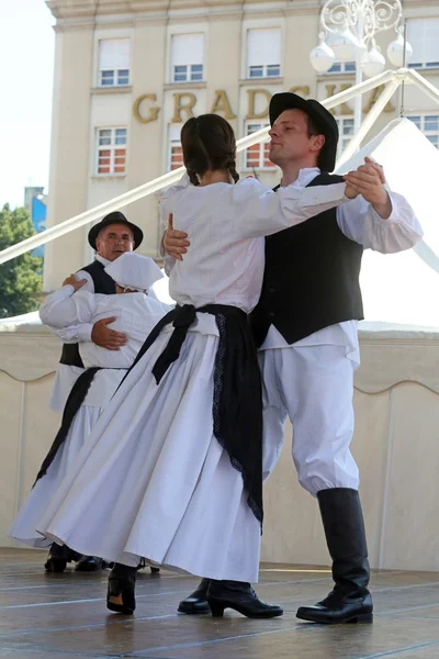 Membros de grupos folclóricos São Jerônimo de Strigova, Croácia, durante o 48 Festival Internacional do Folclore em Zagreb — Fotografia de Stock