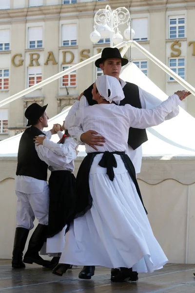 Mitglieder der Folkloregruppen des hl. Jerome aus Strigova, Kroatien während des 48. Internationalen Folklorefestivals in Zagreb — Stockfoto