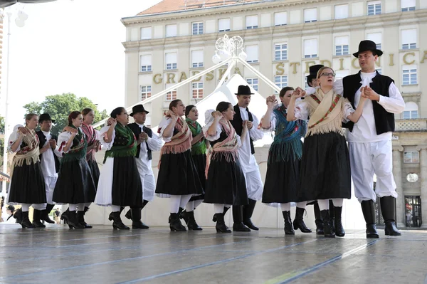 Leden van folkloristische groepen uit sveta marija, Kroatië tijdens de 48ste internationale folklore festival in zagreb — Stockfoto