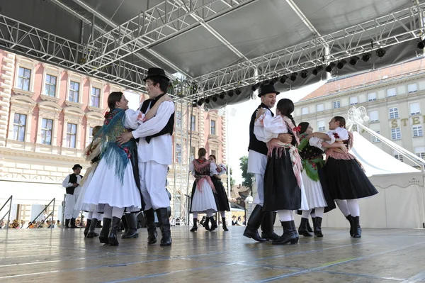 Leden van folkloristische groepen uit sveta marija, Kroatië tijdens de 48ste internationale folklore festival in zagreb — Stockfoto