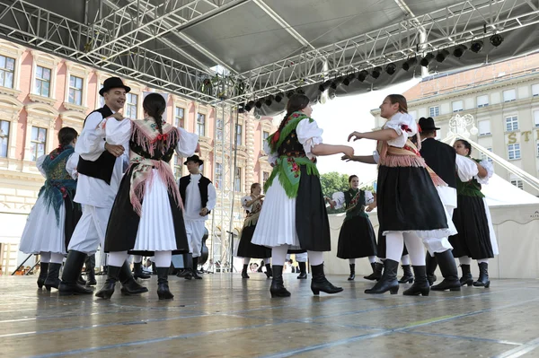 Členové folklorních souborů z sveta marija, Chorvatsko během 48 Mezinárodní folklórní festival v Záhřebu — Stock fotografie