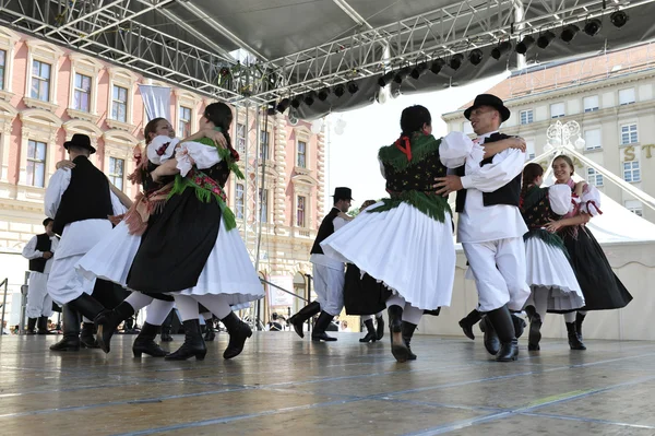 从姑娘家，克罗地亚萨格勒布第 48 国际民俗节日期间的民间团体成员 — 图库照片
