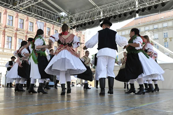 Membri di gruppi folkloristici di Sveta Marija, Croazia durante il 48esimo Festival Internazionale del Folclore a Zagabria — Foto Stock