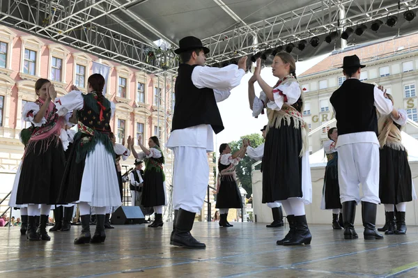 Medlemmar i grupper folk från sveta marija, Kroatien under 48 internationell folklore festival i centrala zagreb — Stockfoto