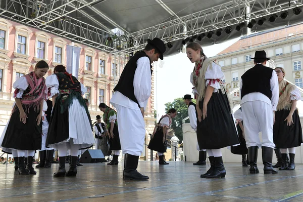 Membros de grupos folclóricos de Sveta Marija, Croácia durante o 48 Festival Internacional do Folclore no centro de Zagreb — Fotografia de Stock