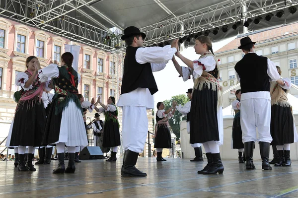 从姑娘家，克罗地亚萨格勒布中心 48 国际民俗节日期间的民间团体成员 — 图库照片