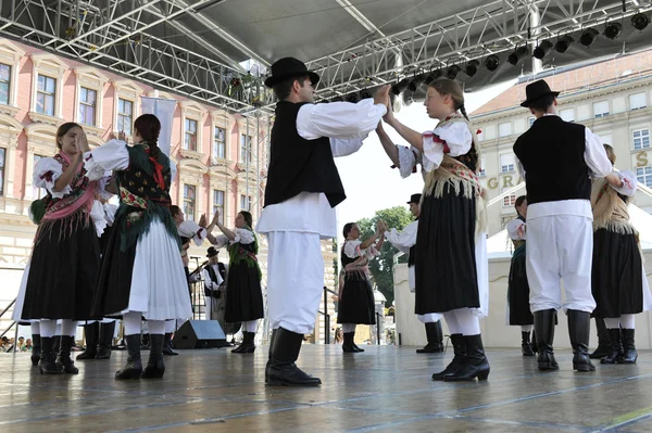 Membros de grupos folclóricos de Sveta Marija, Croácia durante o 48 Festival Internacional do Folclore no centro de Zagreb — Fotografia de Stock