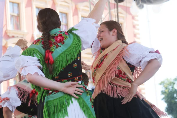 Miembros de grupos folclóricos de Sveta Marija, Croacia durante el 48º Festival Internacional de Folclore en el centro de Zagreb — Foto de Stock