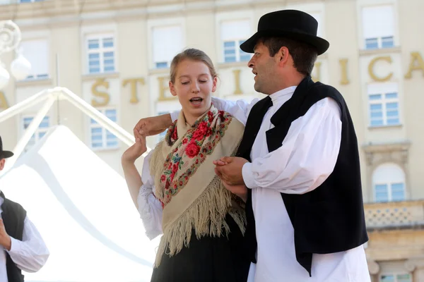 Membres de groupes folkloriques de Sveta Marija, Croatie lors du 48ème Festival International du Folklore au centre de Zagreb — Photo