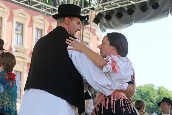 Medlemmar i grupper folk från sveta marija, Kroatien under 48 internationell folklore festival i centrala zagreb — Stockfoto